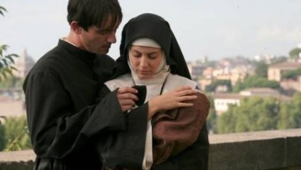 Ascolti Tv Lunedì 1 novembre 2010: Sotto il cielo di Roma con 5,7 mln (20,63%) prevale su Grande Fratello 11 (20,04%). Cresce Senza Traccia oltre 3 mln. Record per il Tg5 delle 13.00 e di Studio Aperto delle 12:25