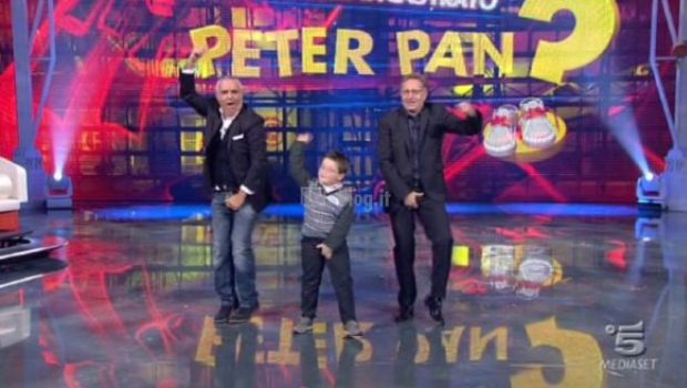 Chi ha (in)castrato Peter Pan?: Bonolis e Panariello spalleggiano il piccolo Biagio che “si stringe il pisello”