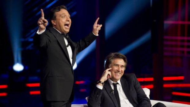Chiambretti Night con Bryan Ferry. E Amanda Lear rivela: “David Bowie si truccava più di me”