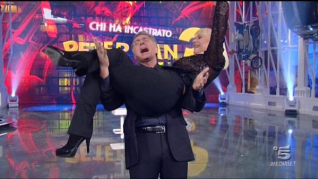 Ascolti Tv Giovedì 25 novembre 2010: Chi ha incastrato Peter Pan con la Carrà e Vespa vince con 6 mln (23%) superando Santoro (19%). Bene Viaggio a e Csi Miami