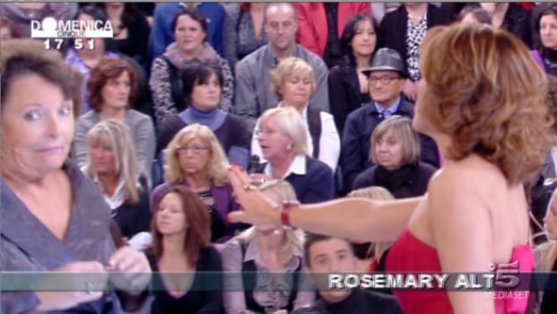 Domenica Cinque – Rosemary Altea e la superstizione come antidoto per l’Auditel. La d’Urso ci crede (ma Videonews?)