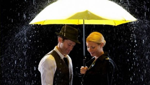 Gwyneth Paltrow duetta con Matthew Morrison in Glee, sulle note di Rihanna e Cantando Sotto la Pioggia