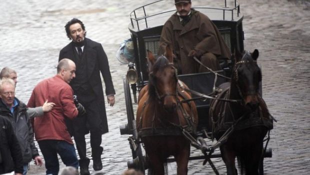 Prime immagini di John Cusack nei panni di Edgar Allan Poe sul set di The Raven