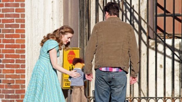 Prime foto di Jason Segel ed Amy Adams sul set di The Greatest Muppet Movie Ever Made