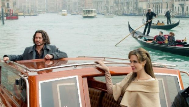 Angelina Jolie e Johnny Depp protagonisti di The Tourist – le locandine internazionali e la fotogallery
