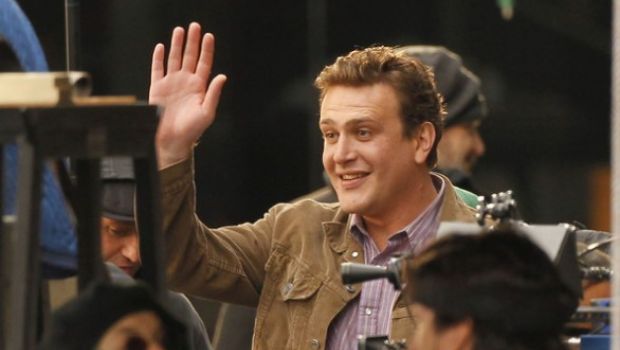Jason Segel sul set di The Muppets con Kermit, Gonzo e Miss Piggy