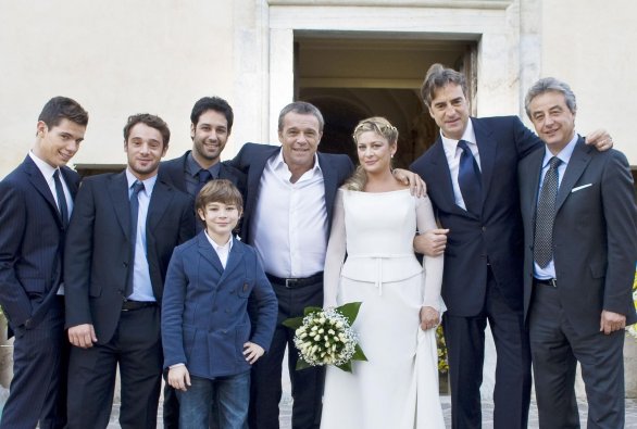Ascolti Tv Martedì 21 dicembre 2010: I Cesaroni 4 chiudono con 5,3 mln (21%) superando Don Matteo 7. Invincibili al 7%, Ballarò al 17%, Matrix con Berlusconi al 15,52%, Vespa su Yara al 18%. Rai 4 con Inseguiti a 414mila tsp
