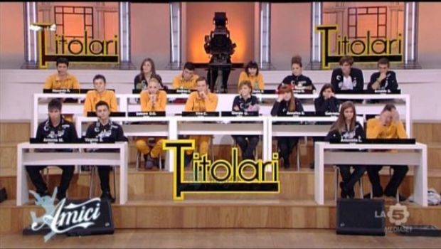 Amici 10: il decimo speciale di sabato 4 dicembre 2010. Ospite Pierdavide Carone. Annalisa Scarrone presenta l’inedito Inverno, Virginio Simonelli con un brano dei Modà