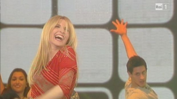 Lorella Cuccarini “cede” alla sigla in studio (con fiatone): Domenica In apre con Sugar Sugar