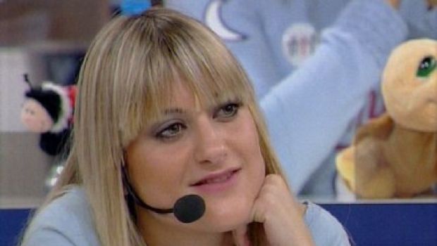 Martina Stavolo canta ‘Ma quale Amici’ dando della strega a Maria De Filippi