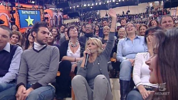 Ma quale Amici, Maria De Filippi parodia il pubblico parlante per criticare Garrison e Zanforlin (e la Toffanin?)