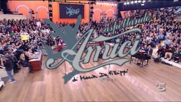 Domani alle 13:40 dodicesimo speciale di Amici. Ospiti Alessandra Amoroso e Marco Mengoni