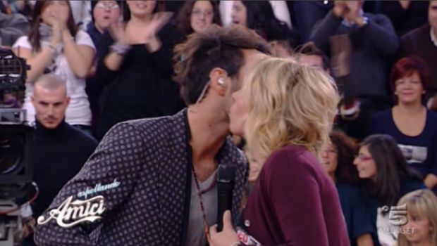 Amici 10 – il 12esimo speciale di sabato 18 dicembre 2010 con Marco Mengoni. Antonio canta Giorni bui, Arnaldo la sigla di Unan1mous, Giorgia Dall’altra parte, Andrea La fortuna