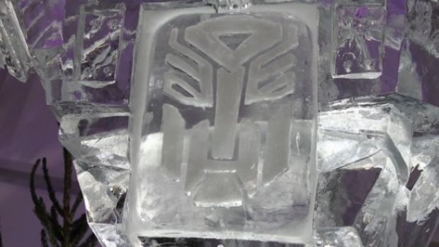 Optimus Prime è una statua di ghiaccio