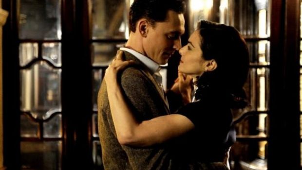 Rachel Weisz e Tom Hiddleston nella prima immagine ufficiale di The Deep Blue Sea