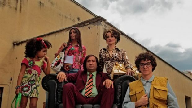 Qualunquemente – fotogallery del nuovo film di Antonio Albanese