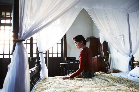 The Lady – prime foto del film di Luc Besson con Michelle Yeoh nei panni di Aung San Suu Kyi