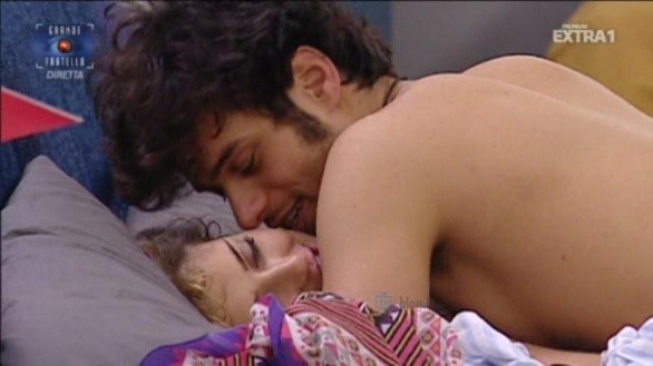 Grande Fratello 11 – Davide Baroncini a letto con Erinela Bitri