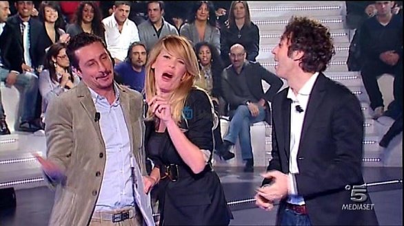 Ascolti Tv Lunedì 24 gennaio 2011: Grande Fratello 11 (24%) supera La Narcotici (20%). Boom per L’Infedele (8%), Striscia a 7 mln, Uomini e Donne a 3, Amici oltre 2