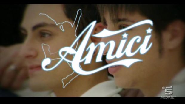 Amici 10 – il quattordicesimo speciale dell’8 gennaio 2011. Ospite Marco Carta. Maria critica Francesca per un atteggiamento verso Jurman. Vito infastidito dal comportamento della Celentano
