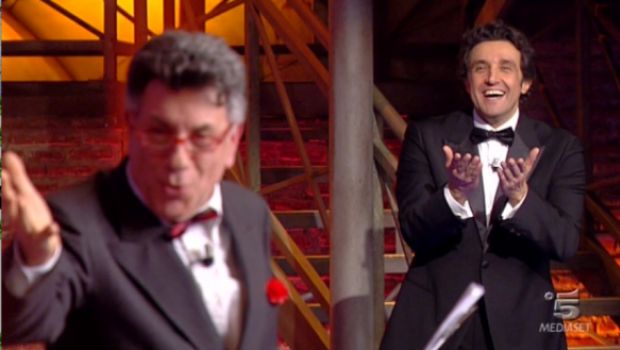 La Corrida – il debutto umile di Insinna (che umilia tutti i conduttori Mediaset)