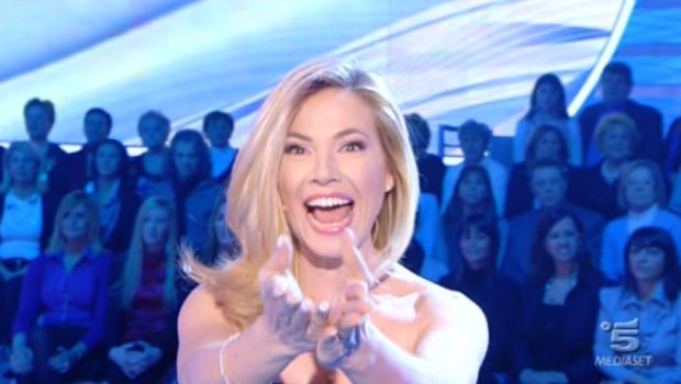 Domenica Cinque – la prima puntata di Panicucci (“La d’Urso? Mai sentita!”) e Brachino in semi-liveblogging. Lei “copia” studio, lanci e facce, lui flemmatico