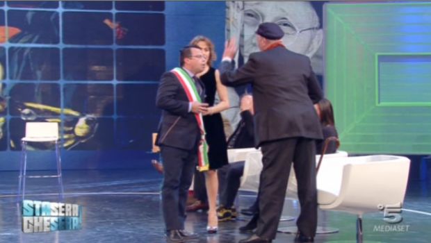 Stasera che Sera sdogana il trash intellettuale: rissa tra il Premio Strega e il sindaco Buonanno