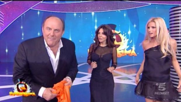 Ascolti Tv Mercoledì 19 gennaio 2011: Paperissima con 5,5 mln (19,5%) supera Roma-Lazio, Kalispera con Ruby vola al 24%. Ottimo Chi l’ha visto e Senza Traccia. Tra le dtt free La5 leader, bene Mediaset Extra, Rai Movie e Iris