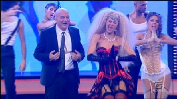 Ascolti Tv Venerdì 21 gennaio 2011: nuovo boom per Zelig con 6,5 mln (27%), I Raccomandati calano a 3,6. House prevale su Criminal Minds. Ottimo Chiambretti Night con Eto’o al 17%