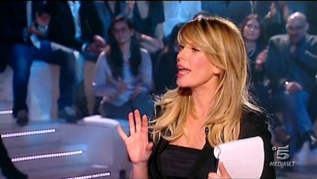 Marcuzzi, altri tre anni a Mediaset. E Libero svela la dolce attesa…