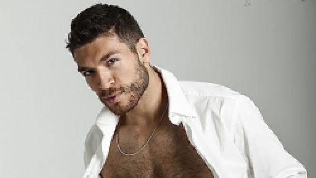 Valerio Pino: “Mediaset mi ha bandito per il sesso in camerino, ora ballo a Sanremo. Se Berlusconi mi vedesse nudo…”