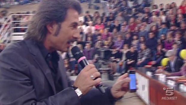 Amici o “CSI MEDIASET”? La guerra tra prof diventa mobbing show