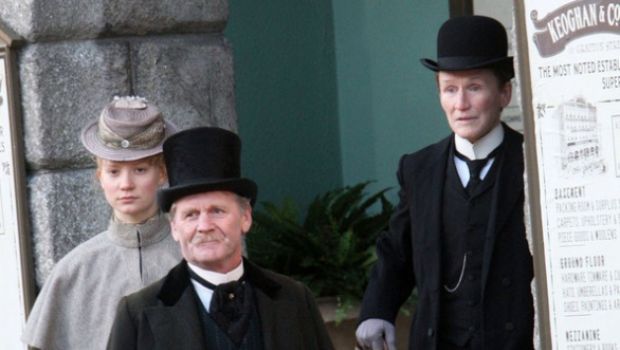 Glenn Close e Mia Wasikowska fotografate sul set di Albert Nobbs a Dublino