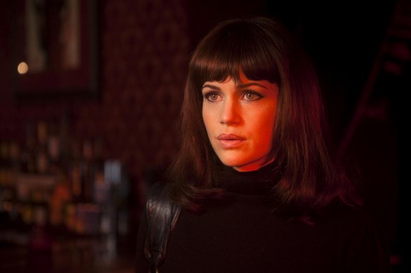 Foto e trailer di Girl Walks Into a Bar: dall’11 marzo gratis su YouTube