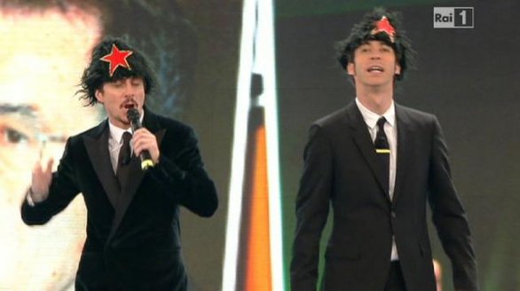 Sanremo 2011 – Luca e Paolo deridono la sinistra. Testo e video di Uno su mille ce la fa