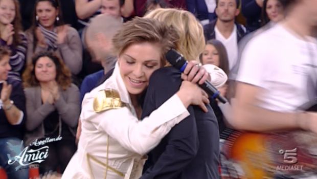 Amici 10: il 18esimo speciale di sabato 5 febbraio 2011. Ospite Loredana Errore (e la Gialappa’s fuori campo). Domani duetti con De Sica, Beppe Fiorello, Ferilli.