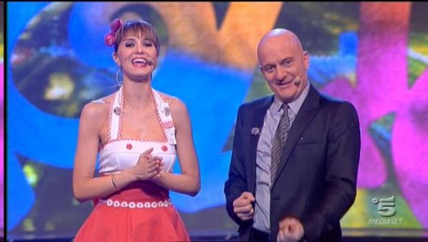 Ascolti Tv Venerdì 11 febbraio 2011: Zelig leader con 5,7 mln (23%), Raccomandati a 4. House sopra Criminal Minds, Quarto Grado a 3 mln (12%). Nuovo record per Chiambretti Night (20%), TgLa7 oltre il 10%