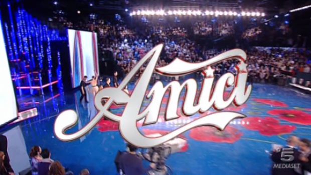 Amici 10 – Su TvBlog diretta del serale 13 febbraio 2011. Eliminata Debora Di Giovanni. Vincono i Bianchi, Giulia Pauselli è la prima finalista.