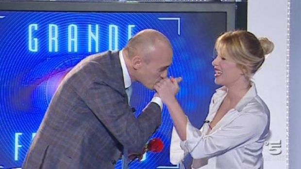 Ascolti Tv Lunedì 14 febbraio 2011: Grande Fratello 11 vince con il 23% e 5,3 mln, disastro Isola dei Famosi 8 solo al 12% e 3,1 mln. Ex in v.a. fa 5,5 (20%)