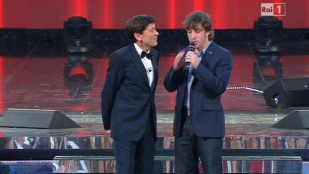 Fernando Alonso al Festival di Sanremo 2011. Ora Raquel Del Rosario ha un senso