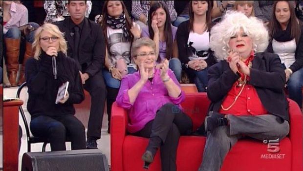 Amici: il 21esimo speciale live di sabato 26 febbraio 2011. Ospiti Loredana Errore e Loredana Bertè. I cantanti delle 10 edizioni del programma si rimettono in gioco sul sito ufficiale