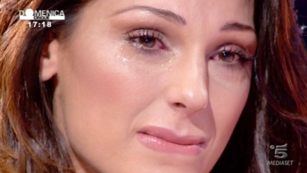 Anna Tatangelo a Domenica Cinque col trucco sbavato: “Non ho più filtri”