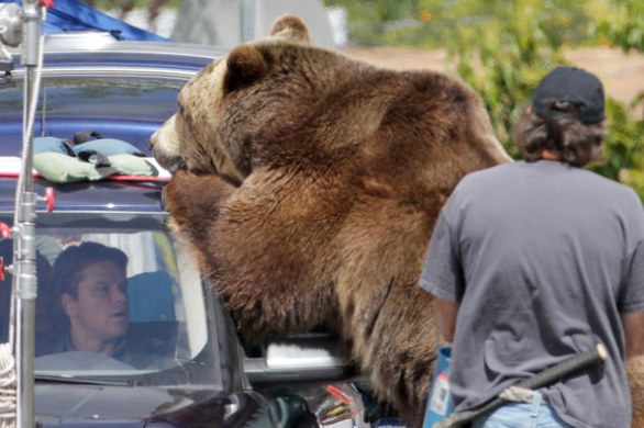We Bought A Zoo – Matt Damon fotografato sul set in compagnia di …un grizzly!