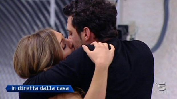 Ascolti Tv Lunedì 7 marzo 2011: boom per Grande Fratello 11 record con 6,2 mln (26%), Manara 2 si difende con 5,6 mln. Rambo 2 meglio di Ghost Whisperer e Csi NY. Maurizio Costanzo Talk esordisce al 4,4%