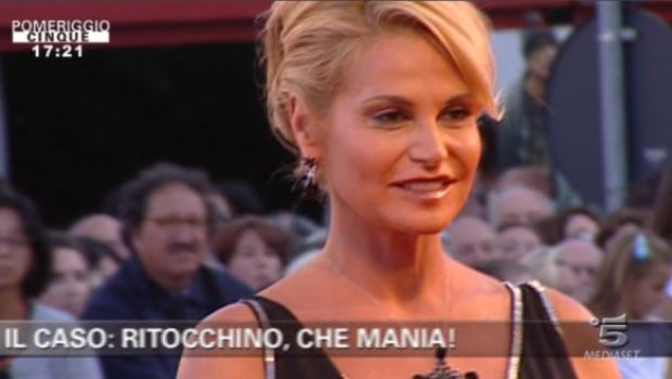 Simona Ventura ko: Canale 5 la etichetta come ‘regina delle rifatte’