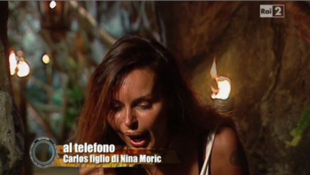 L’Isola dei Famosi 8: al telefono il bambino Carlos Corona: “Mamma, ti amo. Devi vincere”