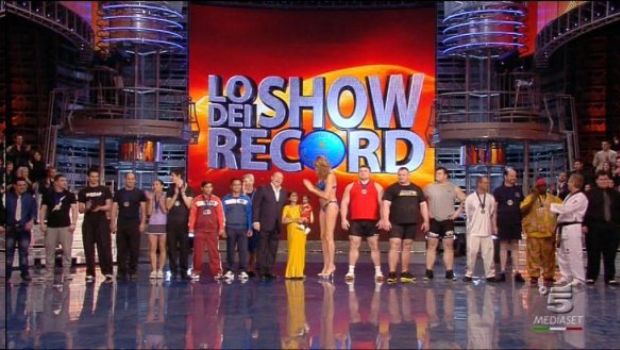 Ascolti Tv Giovedì 17 marzo 2011: boom per Lo Show dei Record con 6 mln (23%), Manara 2 cala a 5 come Annozero. Grande interesse per le Celebrazioni dei 150 anni dell’Unità d’Italia (24%)