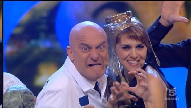 Ascolti Tv Venerdì 18 marzo 2011: Zelig sfiora i 6 mln (23,63%), Fratelli di test si ferma a 4,2. House e Grey’s Anatomy sopra a NCIS LA e Blue Bloods. Bene Chiambretti con Banfi al 17%, record Iris con Il Sesto Senso a oltre 400mila tsp