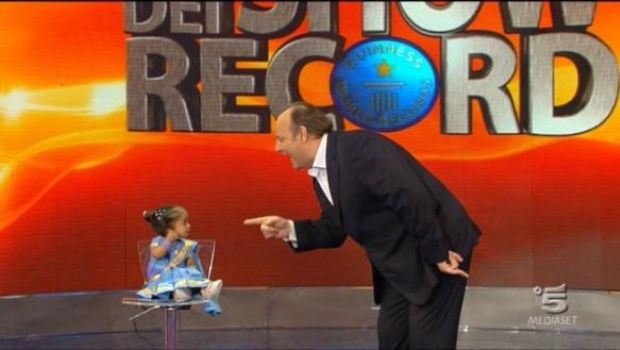 Ascolti Tv Giovedì 24 marzo 2011: Lo Show dei Record prevale in share con il 21%, pareggiando con 5 mln con Annozero e Manara 2. Pomeriggio Cinque vola al 21% e 24,5% superando La vita in diretta (22%). La5 boom con 429mila tsp  in pt