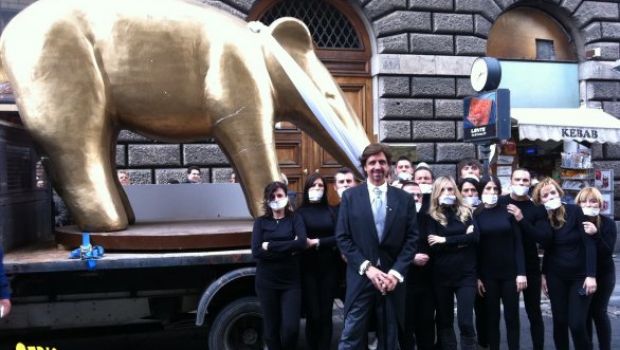 Striscia la Notizia consegna un Tapiro Gigante imbavagliato alla Federazione Nazionale della Stampa Italiana